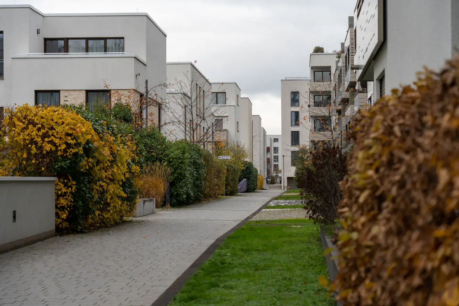 Horsens - Moderne boligkomplekser med grønne områder og gangstier.