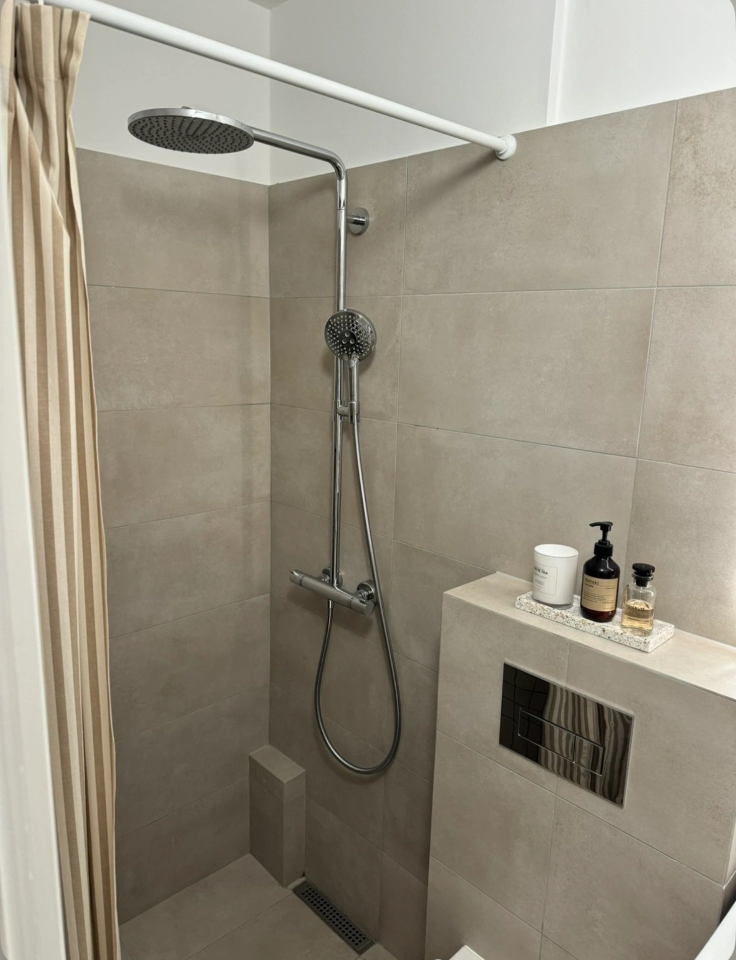 Elegant bruser med regnvejrsfunktion i moderne badeværelse. Perfekt til opdatering af dit badeværels.