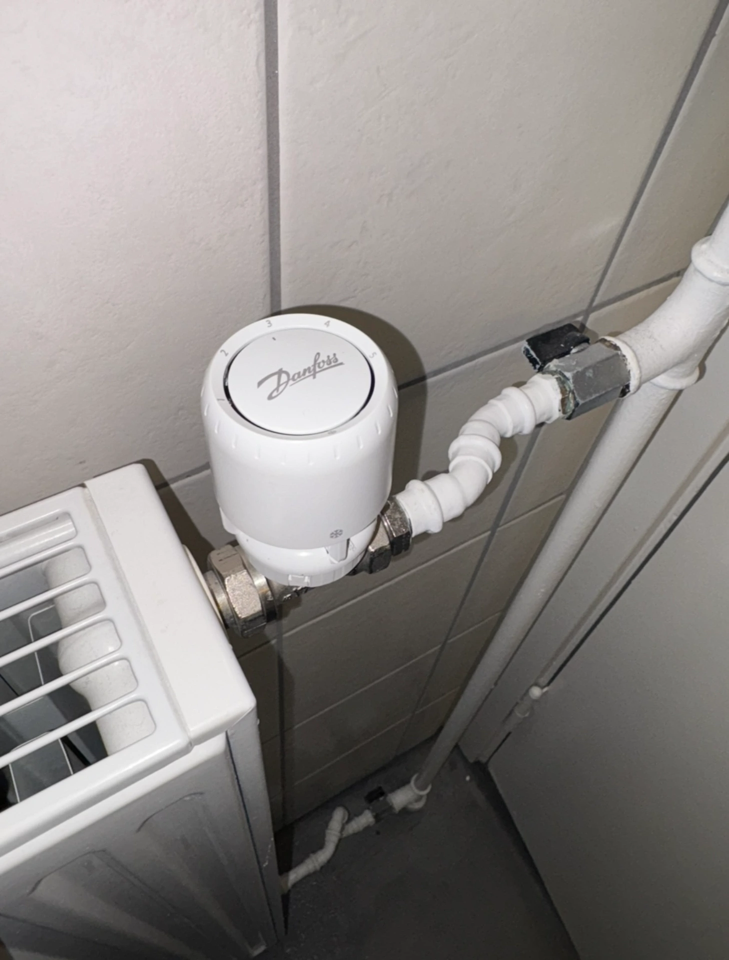 Varmtvandsbeholder og radiator i Horsens, klar til service.