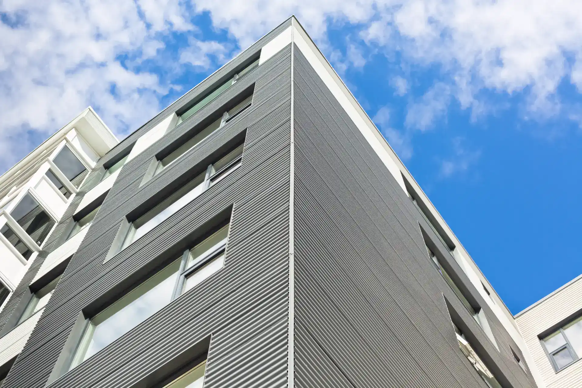 Horsens byder på moderne boligbyggeri med stilfulde facader og store vinduer.