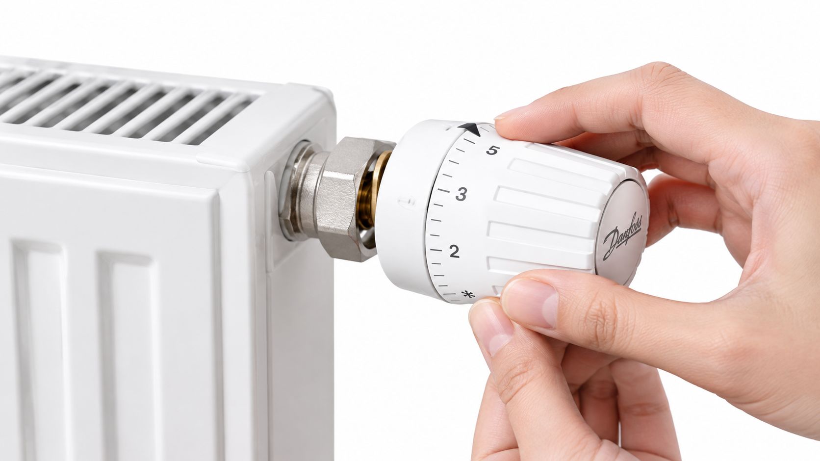 En person justerer temperaturen på en hvid Danfoss radiatortermostat monteret på en moderne hvid radiator i et hjem.